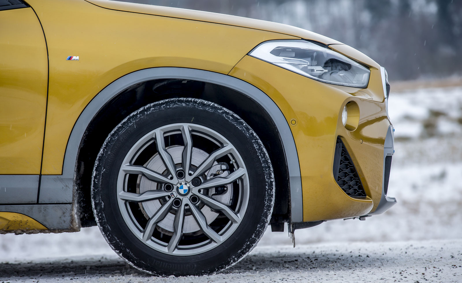 BMW:s karossdekor med grå plastpartier ger karaktär. Oväntat mycket däckbuller drar ned komfortintrycket, dimensionen är 205/55 R 18.
