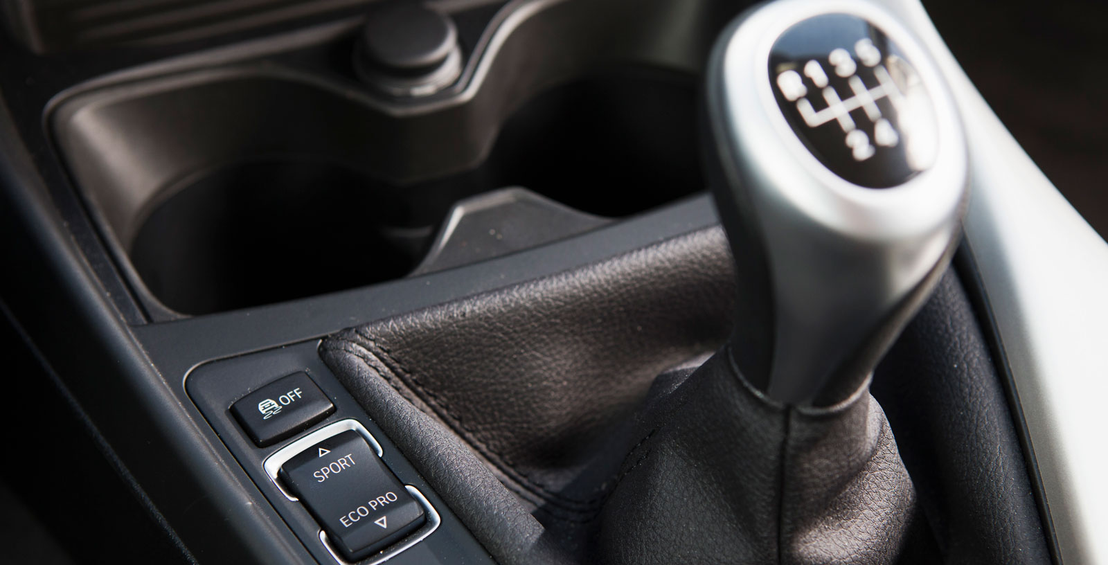 Tre körlägen i BMW, sköts enkelt med knappval. Smidig växellåda, väldigt hög utväxling på femman och sexan.