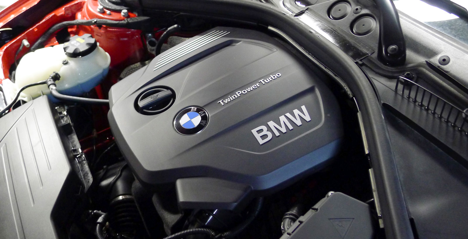 BMW:s trea är en så kallad modulmotor som konstruerats för olika storlekar och som används även i MINI. Rister rätt svårt vid kallstart och på tomgång men arbetar annars mjukt, starkt och snålt.