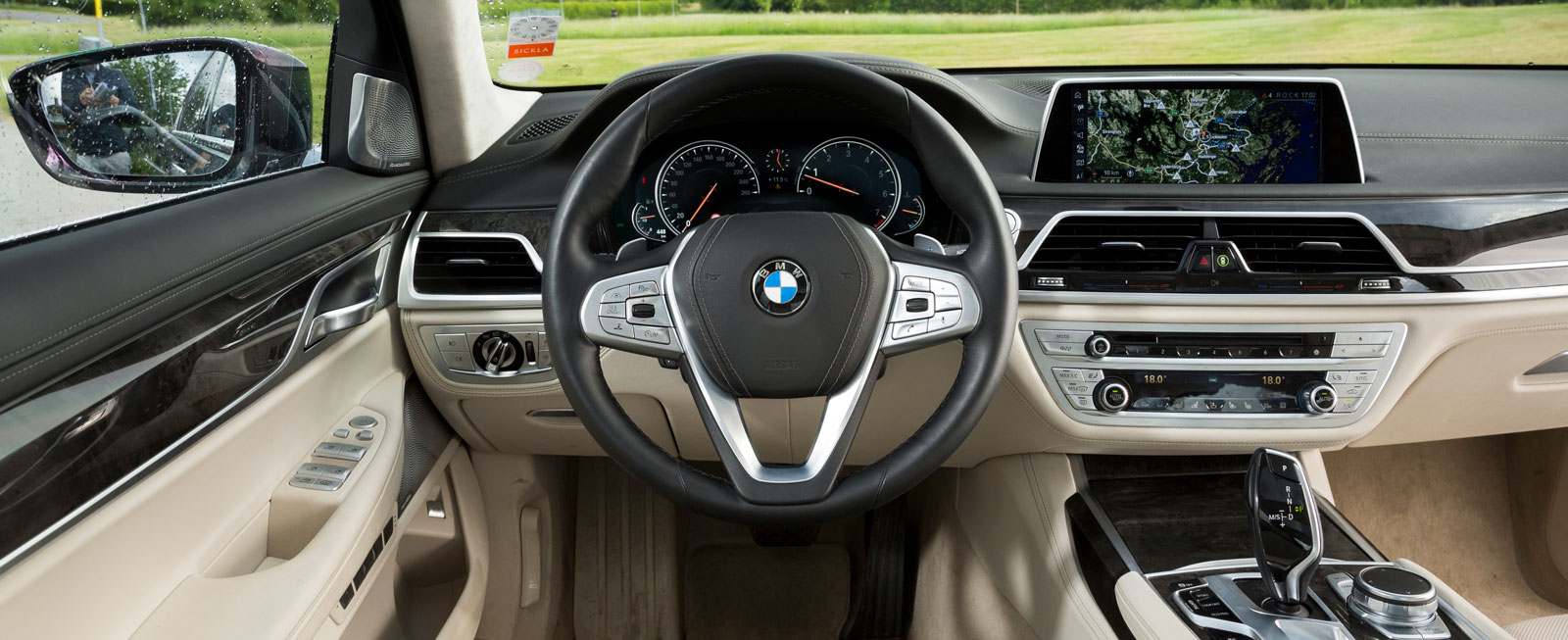 En typisk BMW-inredning i modern tappning. 7-serien upplevs som den mest konventionella rent utseendemässigt.