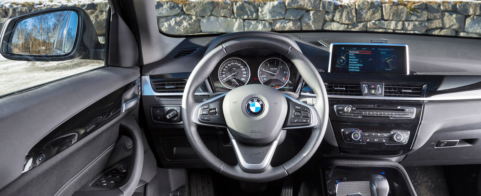Utseende och finish ett lyft jämfört med förra generationen, funktionerna bekanta från andra BMW. Ratten skymmer nedre delen av instrumenthuset.