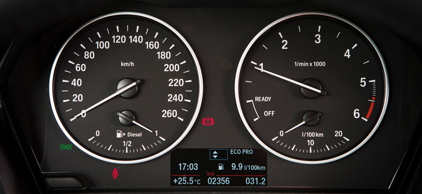 BMW:s klassiska mätarutseende med små men distinkta siffror och visare börjar försvinna i takt med nyare modellers mer raffinerade design – men i 1-
serien finns de kvar.