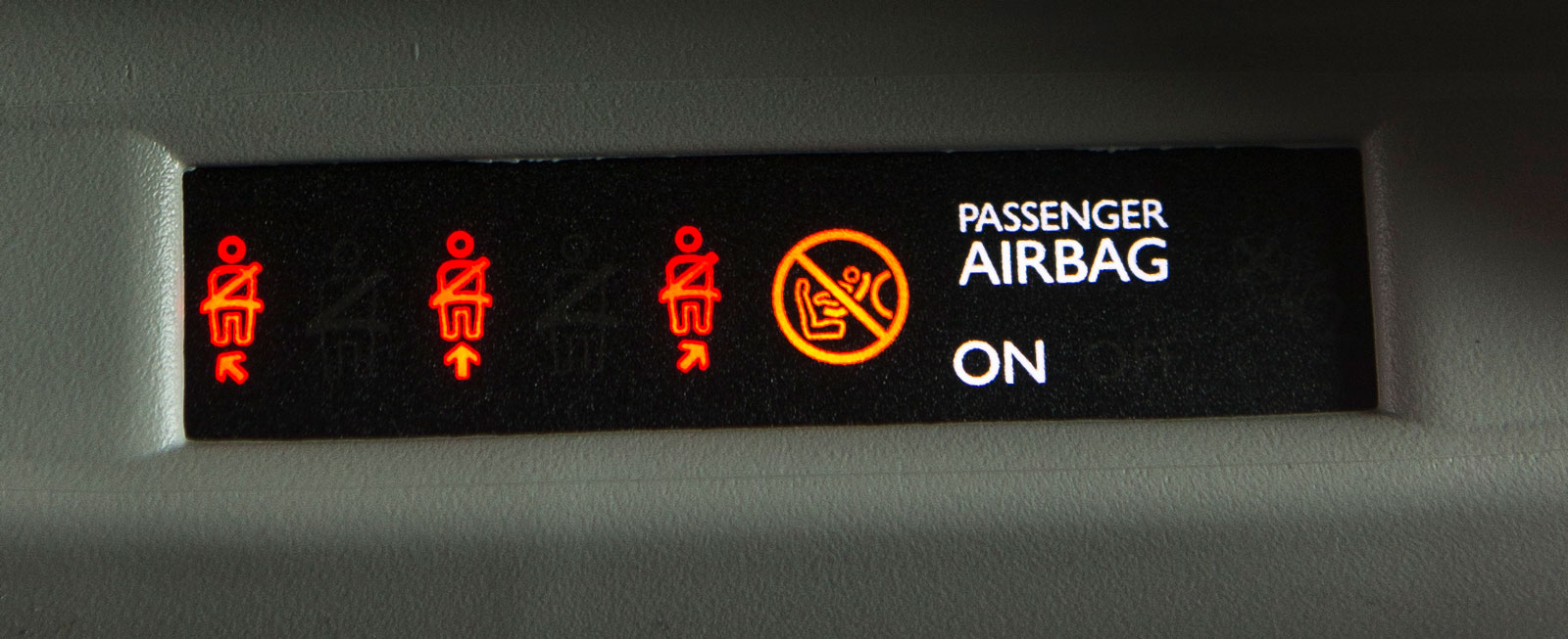 Bältespåminnarna i citroën är bra placerade ovanför backspegeln.