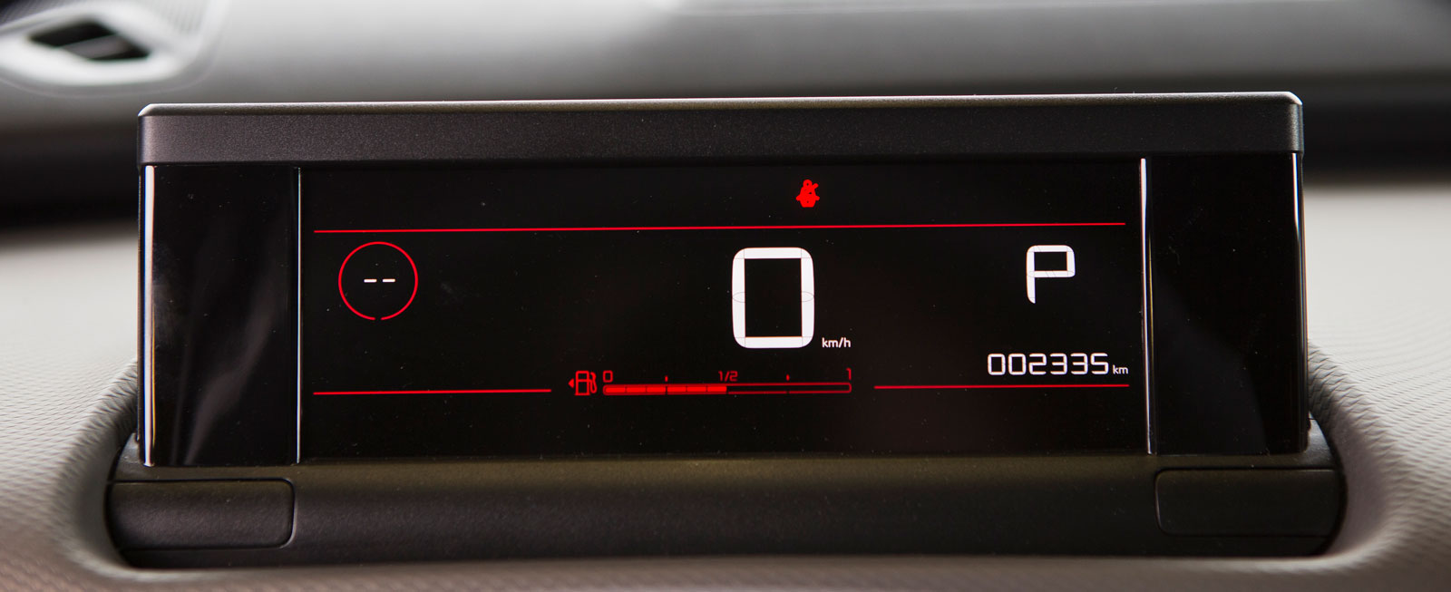 Citroëns minimalistiska digitala intrumentering känns ovan till att börja med, men fungerar helt okej. Största problemet är att se bränslemängden, den visas med ett tunt rött streck längst ned på displayen.