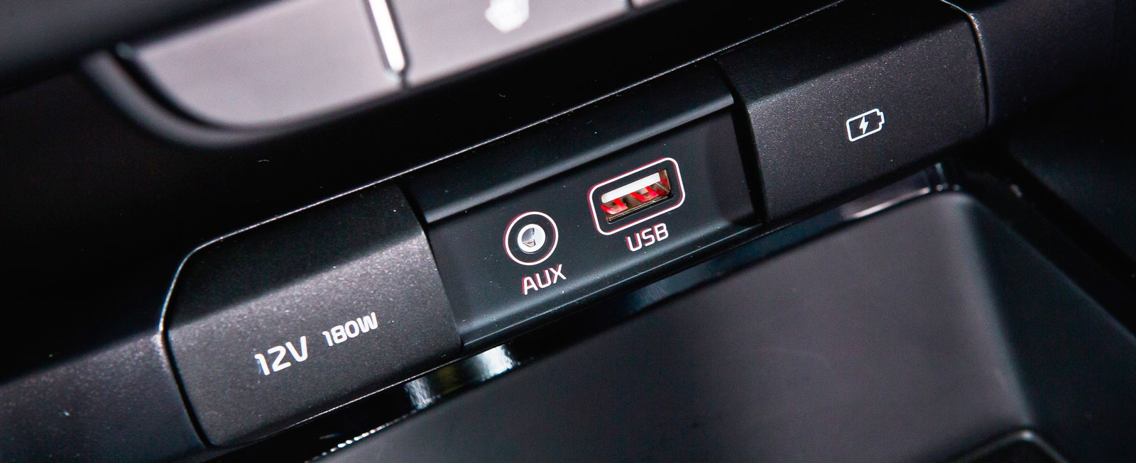 Uttagen för USB och AUX är inifrån belysta och lätta att hitta även i mörker. 12 V-uttag finns också, liksom en extra USB-kontakt för laddning.