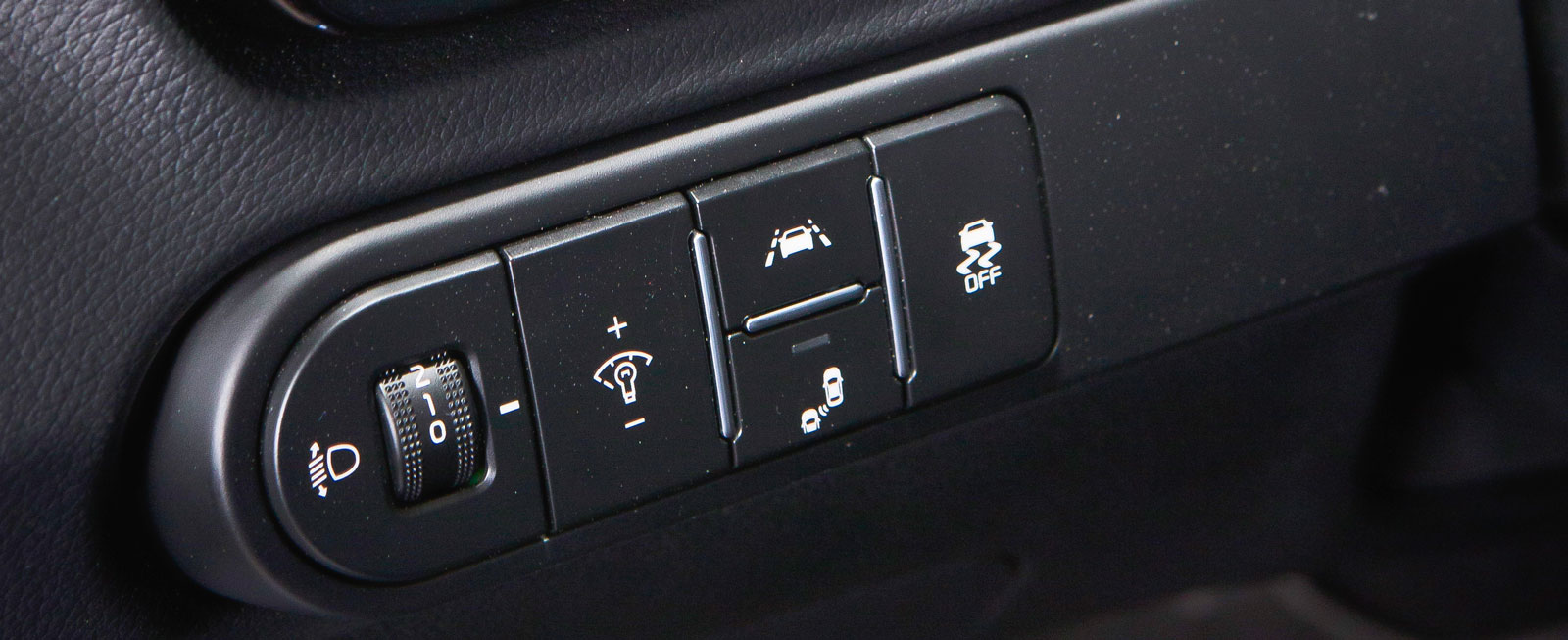 Ceed har fått en avancerad filhållningsassistent där kameran även läser av och följer bilen framför för att positionera sig bättre i filen. Kia kallar det ett steg åt ”nivå 2” i självkörning. Tillämpningen är dock en smula oharmonisk.