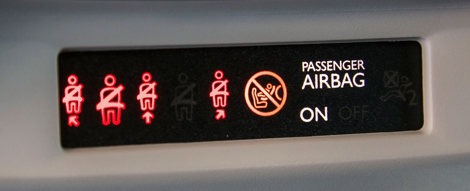 I Citroën avslöjar en titt i taket rådande bilbältessituation.