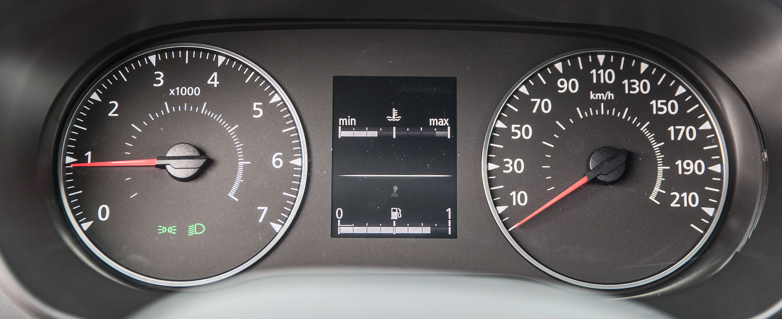 Rejält tilltagna visartavlor i Dacia. Mellan dem en färddator med jämförelsevis begränsad informationskapacitet.