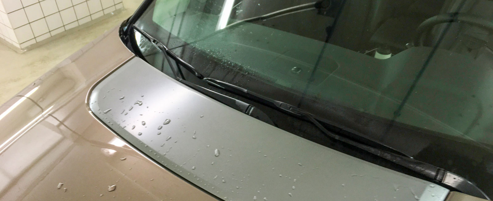 Arvet från åren med Volvo märks exempelvis på motorhuvens krockkudde för fotgängare under det grå locket. Fungerade utmärkt i Euro NCAP.