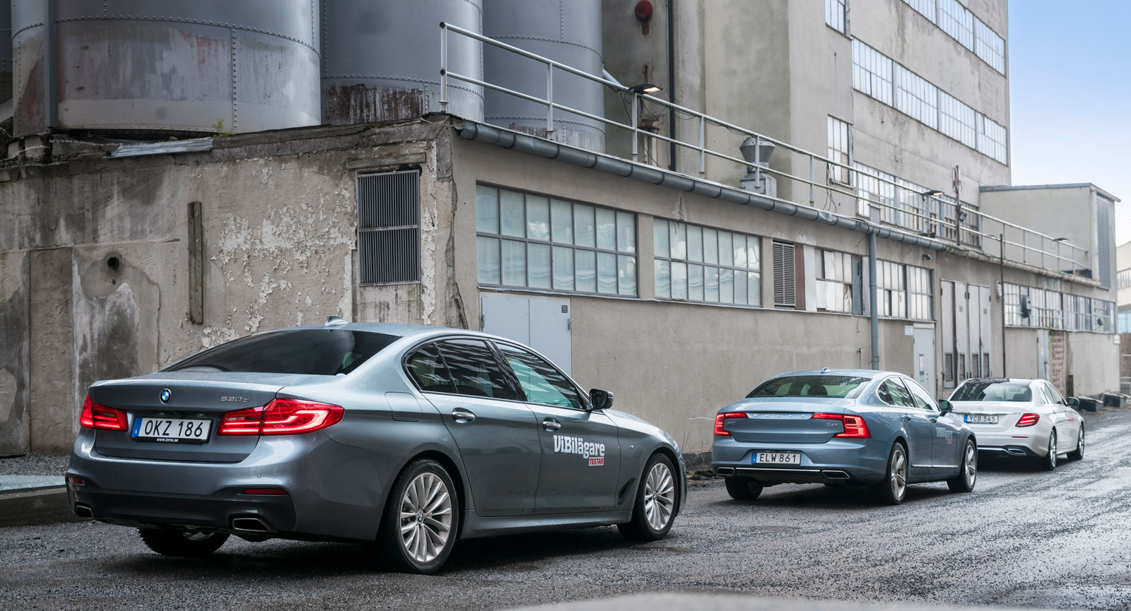 Förvuxen 3-serie eller krympt 7-serie? BMW:s nya 5-serie har klara drag av den övriga familjen. Volvos bakparti är mer egensinnigt, medan Mercedes E-klass ansluter tätt till den mindre C-klass.