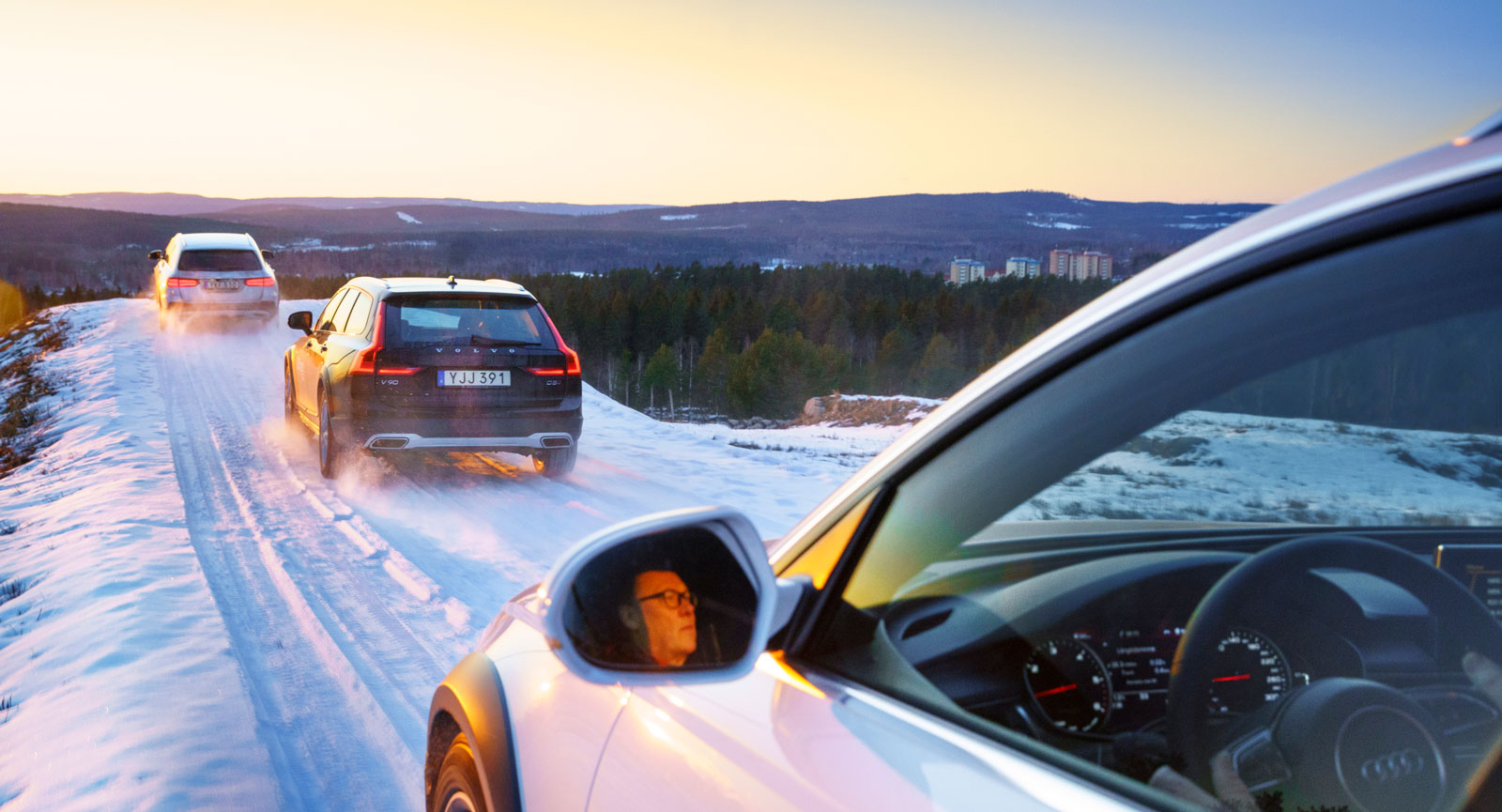 Upp- eller nedför parallellt med skidbacken i Hagfors är en barnlek för testbilarna i offroadläge.