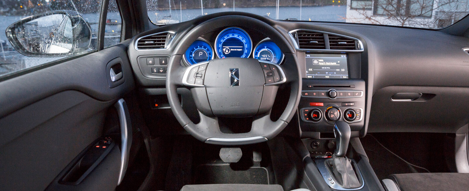 Jämfört med ”Citroëntiden” har instrumentpanelen i DS 4 rensats från vissa knappar, även i ratten. Mestadels enkel skötsel och trivsam finish.