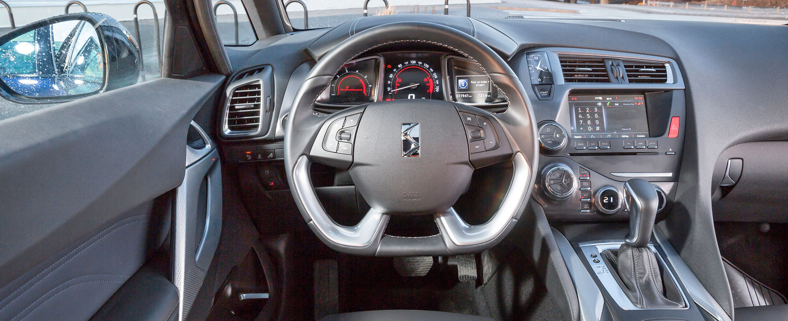 Den cockpit-inspirerade förarplatsen är designad i minsta detalj och fungerar efter viss tillvänjning hyggligt. Tredelat panoramaglastak är standard.