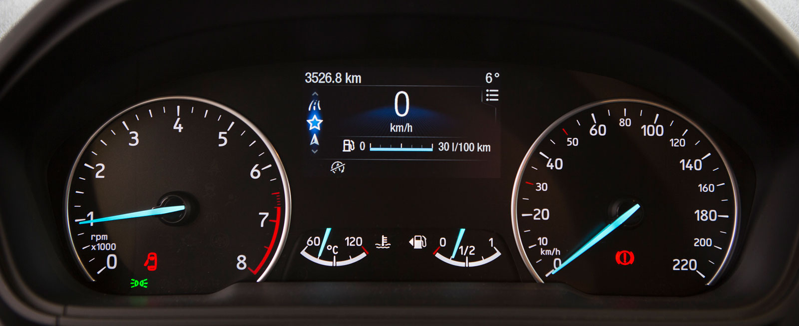 EcoSports mätartavlor känns igen från nya Fiesta och är både snygga och lättavlästa. Mellan dem sitter en väl tilltagen display, där uppgifter från färddatorn och flera av mediesystemets funktioner kan visas.
