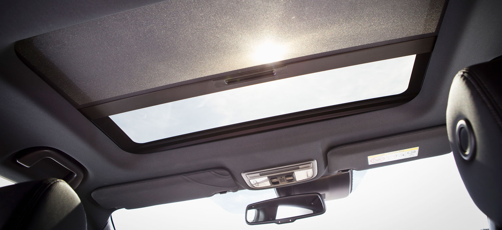 Honda kan inte köpas med panoramatak av glas, men väl med en glastaklucka som är standardutrustning i den testade versionen av modellen.