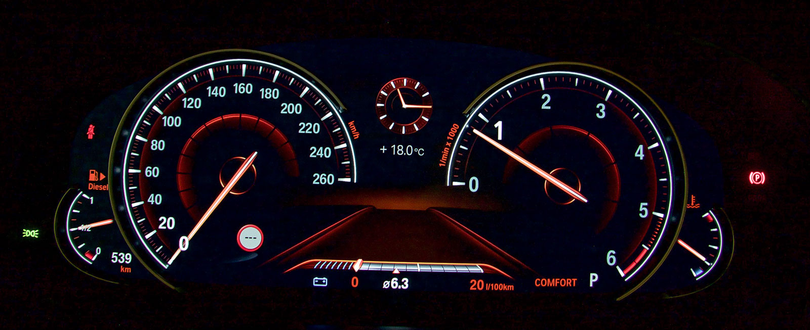 BMW har behållit ett märkes-traditionellt analogt utseende på sina mätartavlor även när tekniken bakom är helt digital.