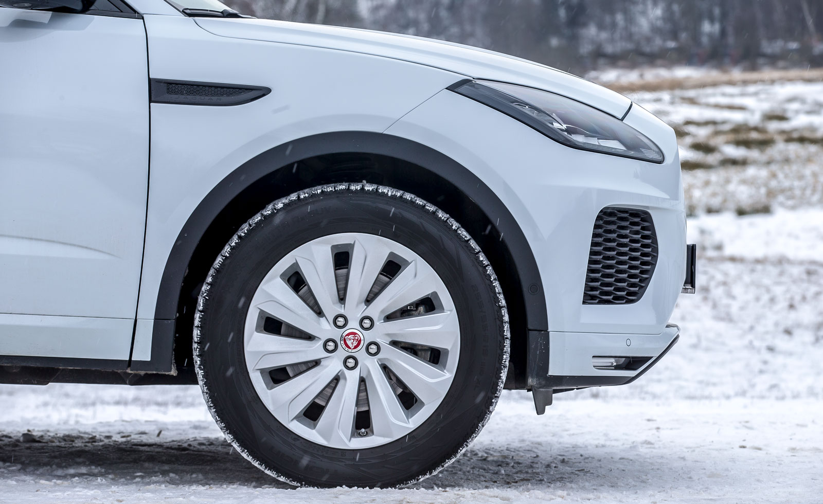 Jaguars kaross är renare från plastdetaljer och har dörrar som går ned över trösklarna – bra för byxbenen! Däckdimensionen är 255/55 R 19.