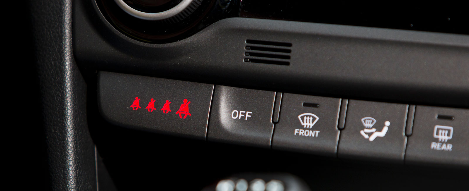 Även hyundai har bältespåminnare för baksätet – men inte Ford!