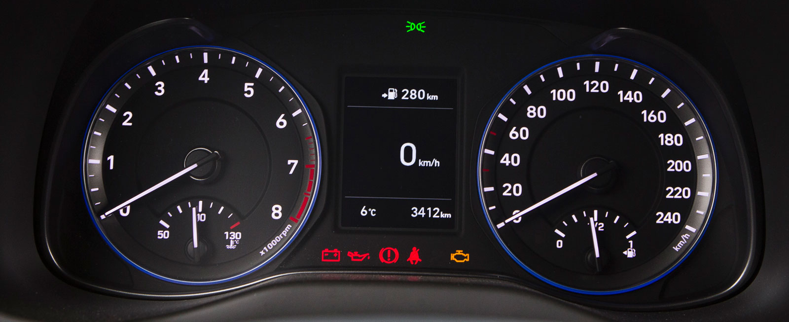 Hyundais analoga instrumentkluster är både prydligt och tydligt. I displayen mellan mätarrundlarna ges information från färddator och medieanläggning.