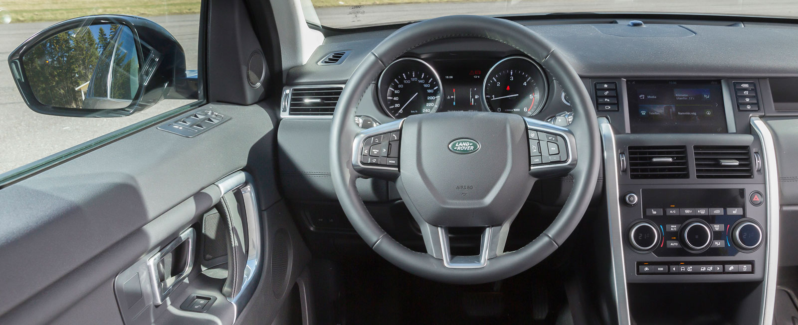 Raka, en aning mer ”gammaldags” former i Discovery Sport men det mesta är redigt och lättskött. Rattspakar från Jaguar, elhissknappar från Volvo.