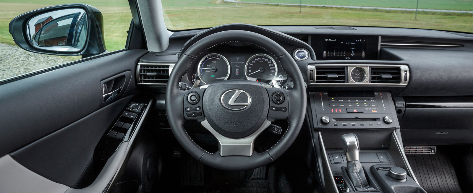 I Lexus finns stråkdrag av det bästa från 1980-talets ideal – och när såg vi en cd-spelare senast?! Trevlig finish och mestadels lättskötta reglage.