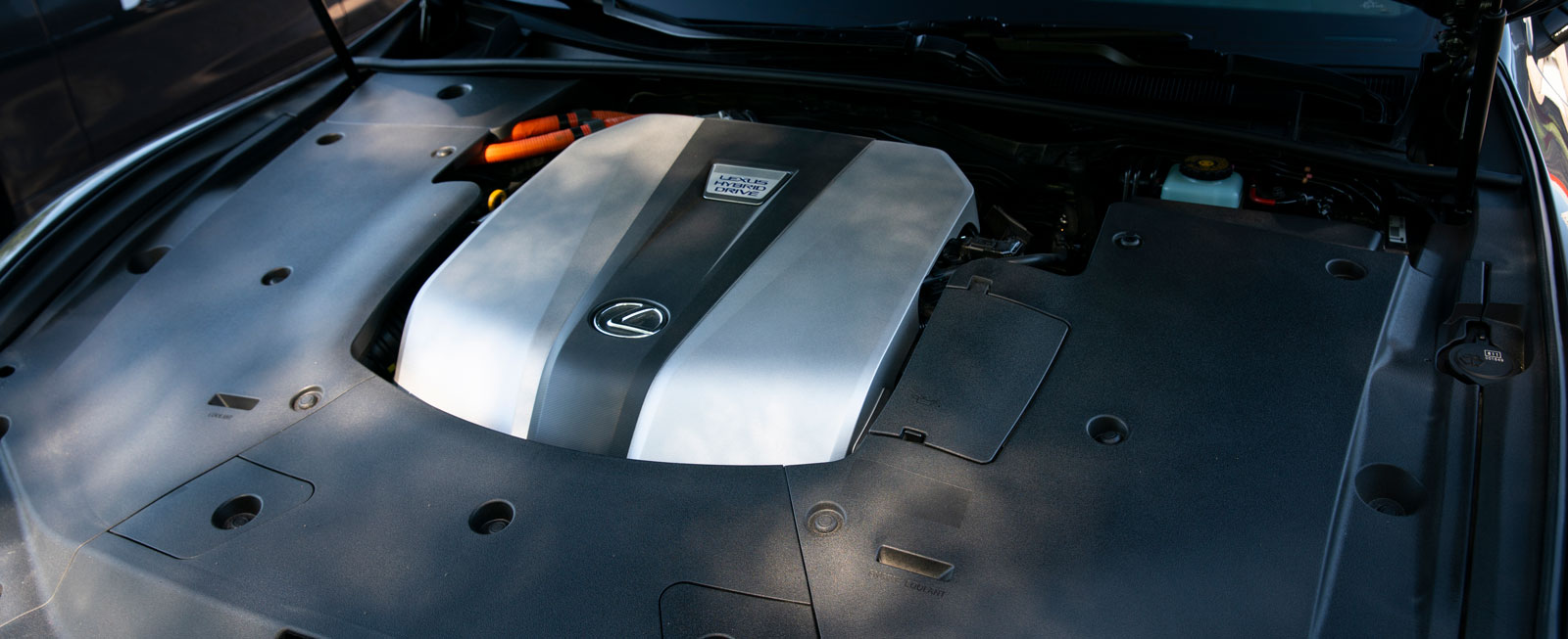 Se, men inte röra! Ett mer inkapslat motorrum än i Lexus LS 500h är svårt att hitta.