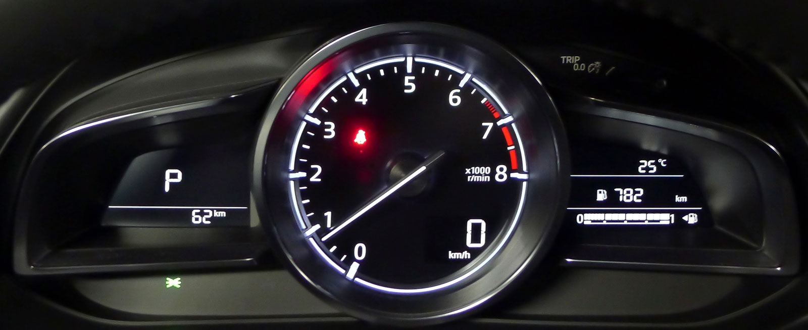 Mazda har en tajt instrumentgrupp med extremt stor varvräknare och bara en liten, digital hastighetsmätare. Grafiken är ny för i år och vindrutedisplayen har fått tydligare visning.