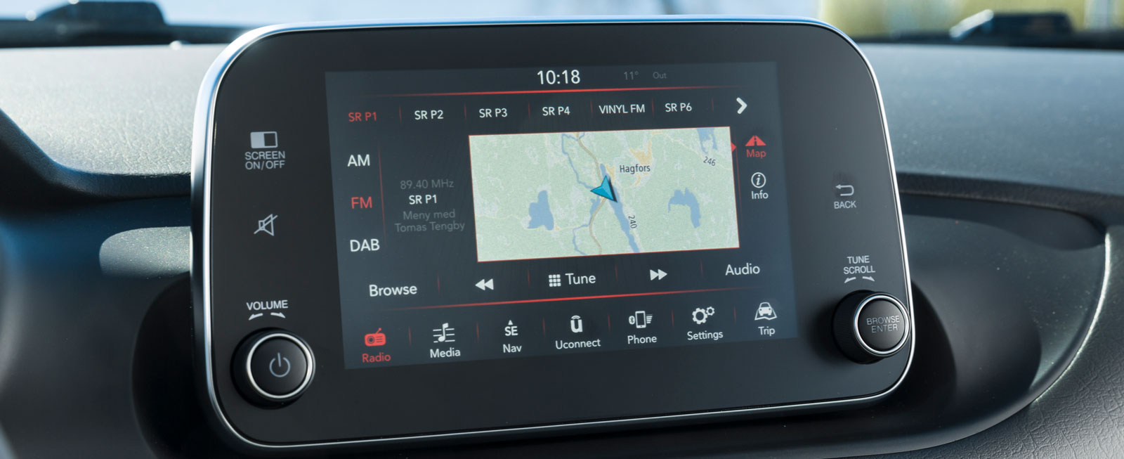 Fiats Unconnect-system är pillrigt att hantera under körning och ”talar” inte svenska. Men funktionerna är det inget större fel på och pekskärmen är acceptabelt snabb.