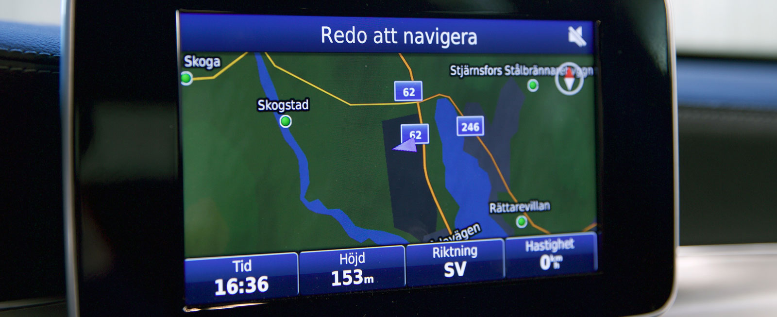 I Mercedes finns en skärm liknande Audis. Skötseln är ungefär lika enkel. Att hitta alla funktioner tar tid, mycket kan också visas i inforutan mellan huvudinstrumenten.