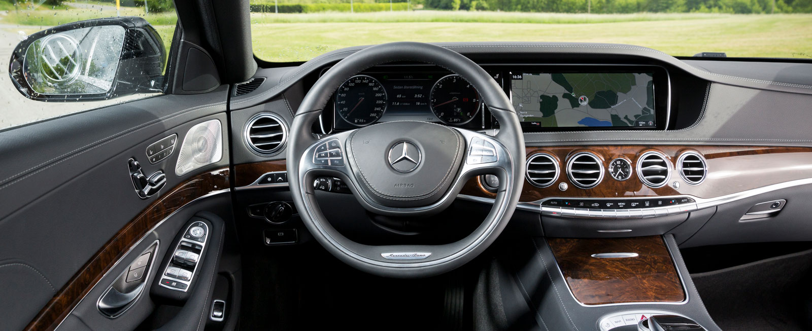 Ädelträ, skinn och krom. Mercedes bjuder på klassisk lyxbilsinredning. Rattväxel (likadan som i Tesla) ger en renare mittkonsol.