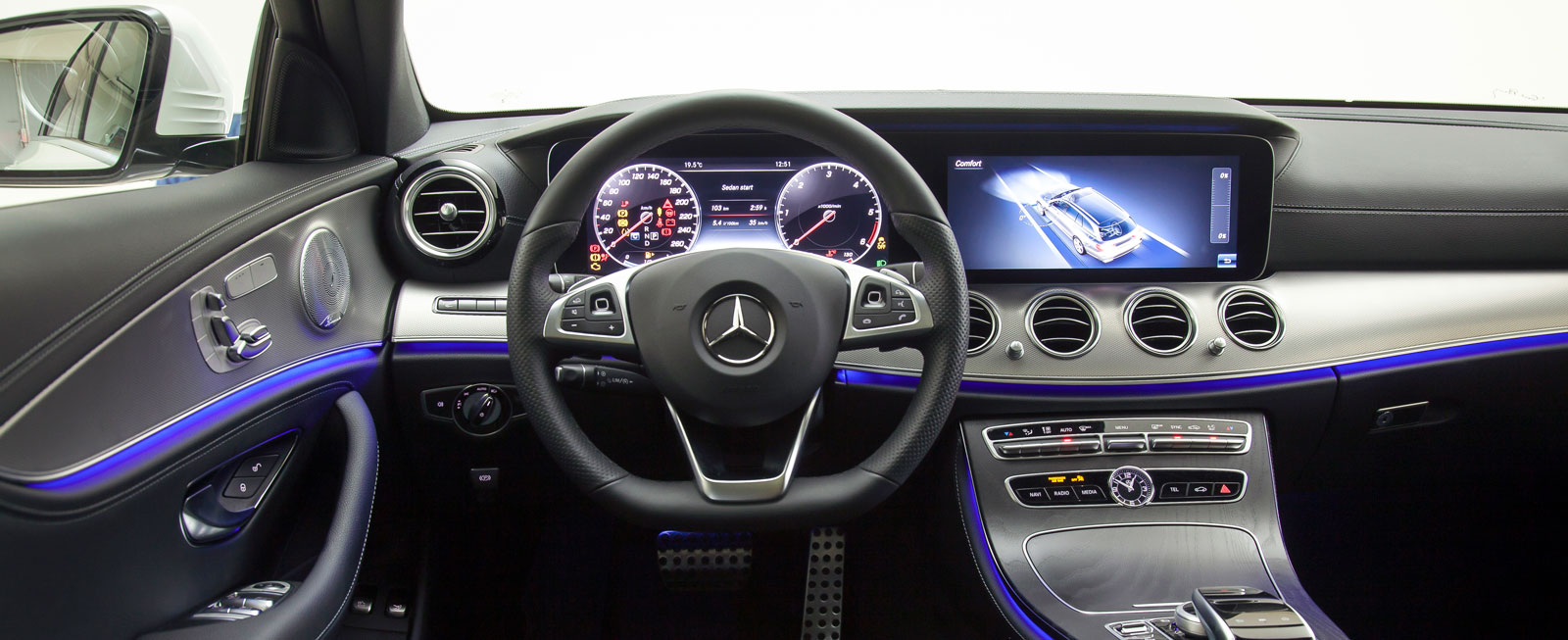 Egenartad design, högklassig känsla och enkel skötsel trots reglagemängden. Panelbelysningen kan (i ”AMG-line interiör”) skiftas i 64 färger…
