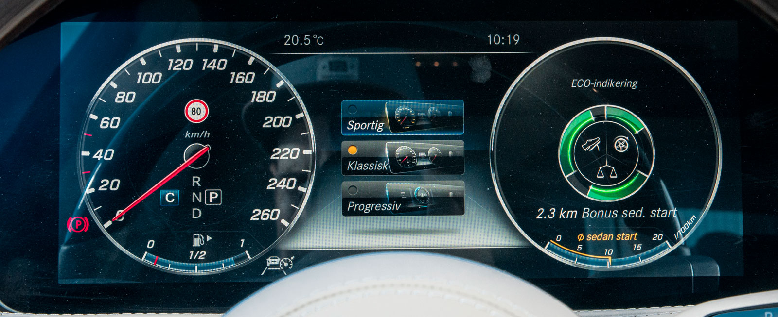 Mercedes digitala instrument ligger under ett drygt 31 cm långt täckglas och layouten kan enkelt skräddarsys efter förarens önskemål.
