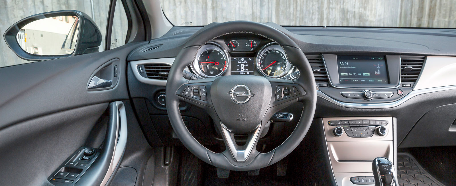 Opel har fått till en både snygg och funktionell förarmiljö. Medieskärmen är tydlig och lättanvänd och det allmänna kvalitetsintrycket gediget.