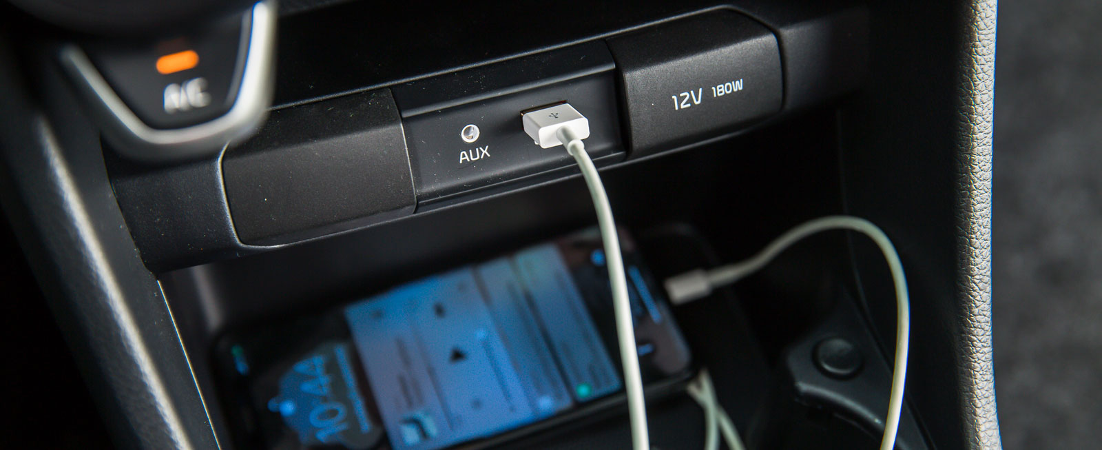 Uttagen för USB/AUX är belysta. Därmed slipper man treva efter dem i mörker.