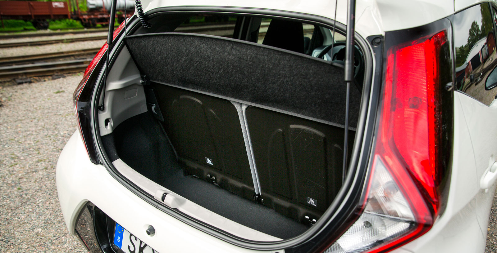 Kias bagageutrymme är testets rymligaste i VDA-liter mätt. Men i vårt praktiska lastprov blev den bara tvåa, efter VW Up. Baksätets ryggstöd är fällbara i förhållandet 60/40 och dubbla kasskrokar finns, liksom en lampa. Under lastgolvet döljer sig ett nödreservhjul med tillhörande