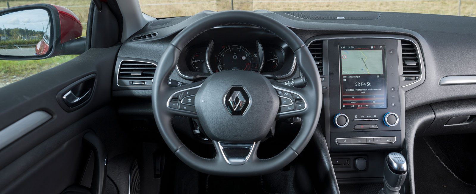 Renault stora skärm samlar mängder av funktioner som det tar tid att hitta och söka bland. Helheten blir därmed onödigt komplicerad. Bra rattreglage.
