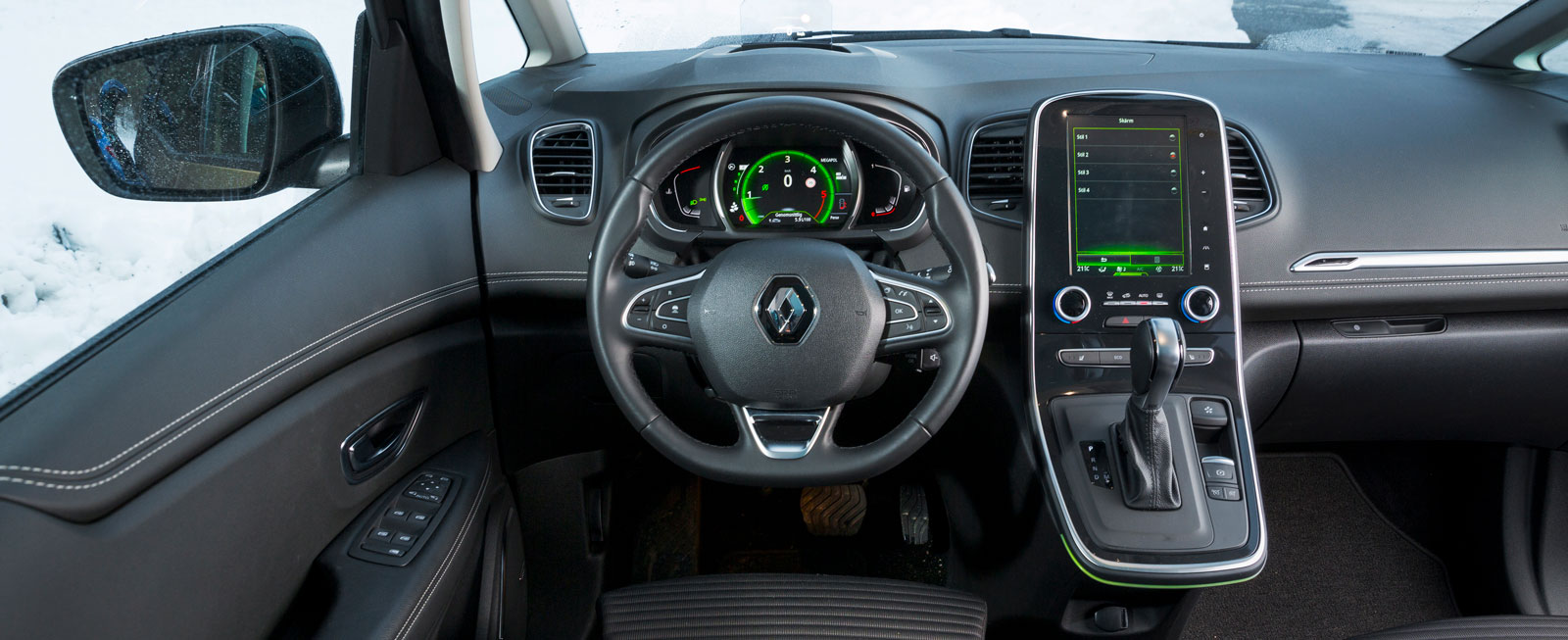 Förarmiljön ser ut som i alla andra nya Renault-modeller det senaste året. Lättöverskådlig, men de digitala menyerna är onödigt tillkrånglade.