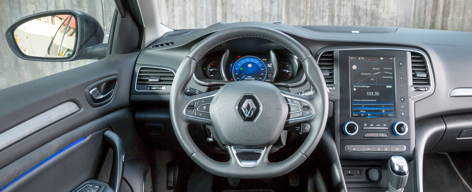 Renaults förarplats domineras av den stora pekskärmen (standard i Bose-paketet). Men för värme/ventilation används klokt nog fysiska reglage.