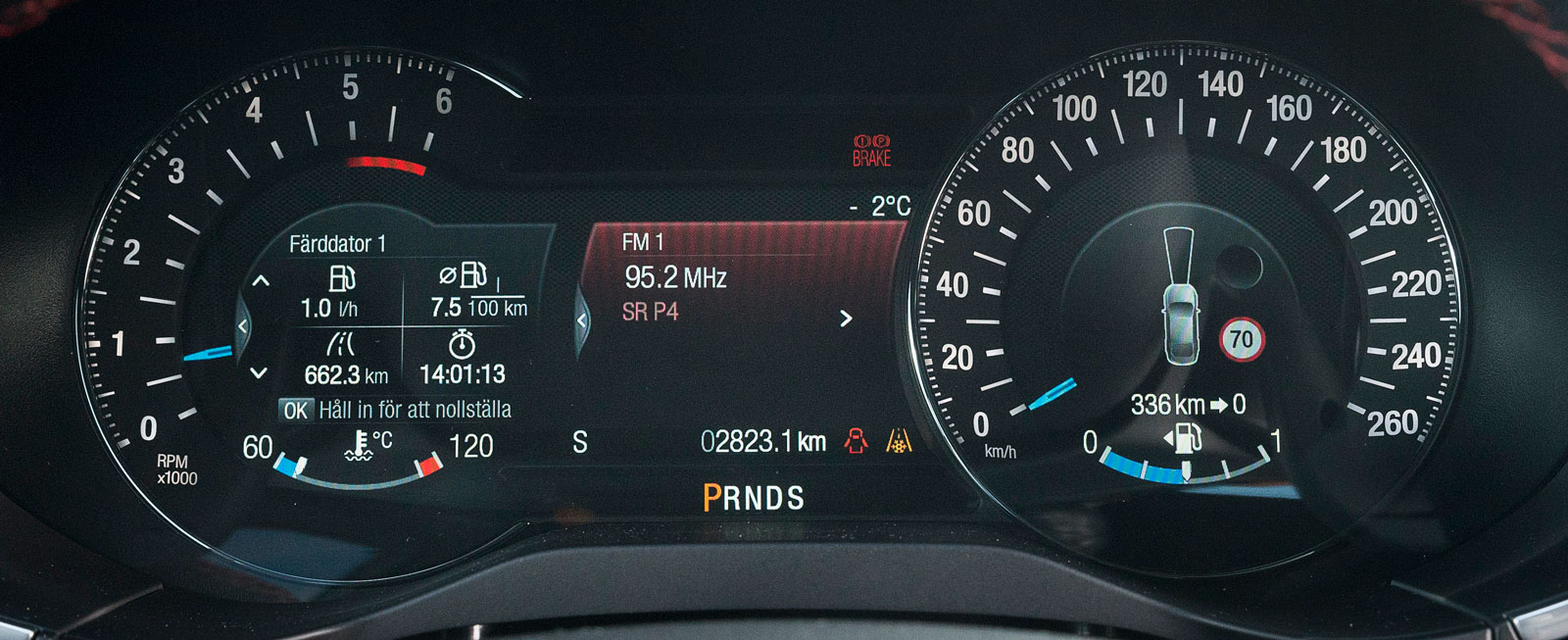 Samma halvdigitala instrumentkluster som i Mondeo. Plottrigt informationsflöde som känns en generation äldre än det i Espace och Allspace.