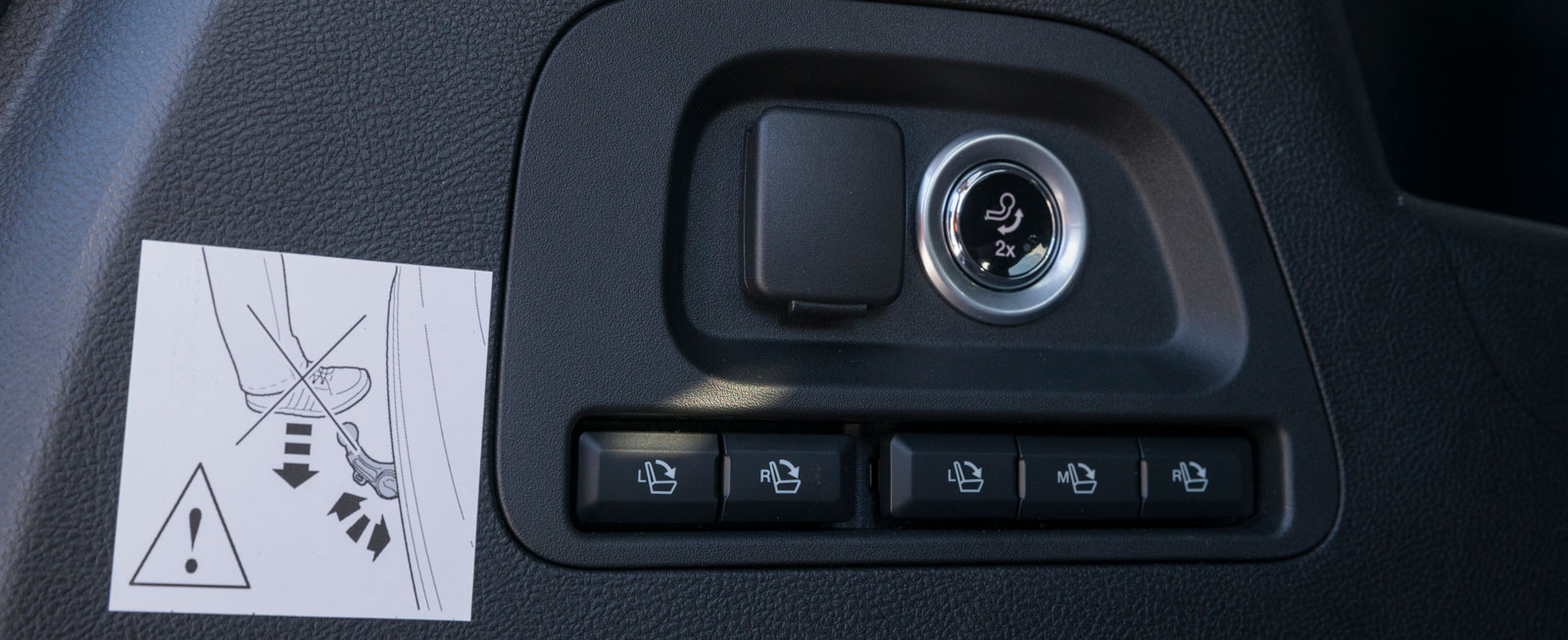 Knappmeny på bagagets innervägg för att automatiskt fälla ned bakstolarna (tillval för 1 360 kr). Den elektriska dragkroken (10 200 kr) åker både ut och in medelst knapptryckning.