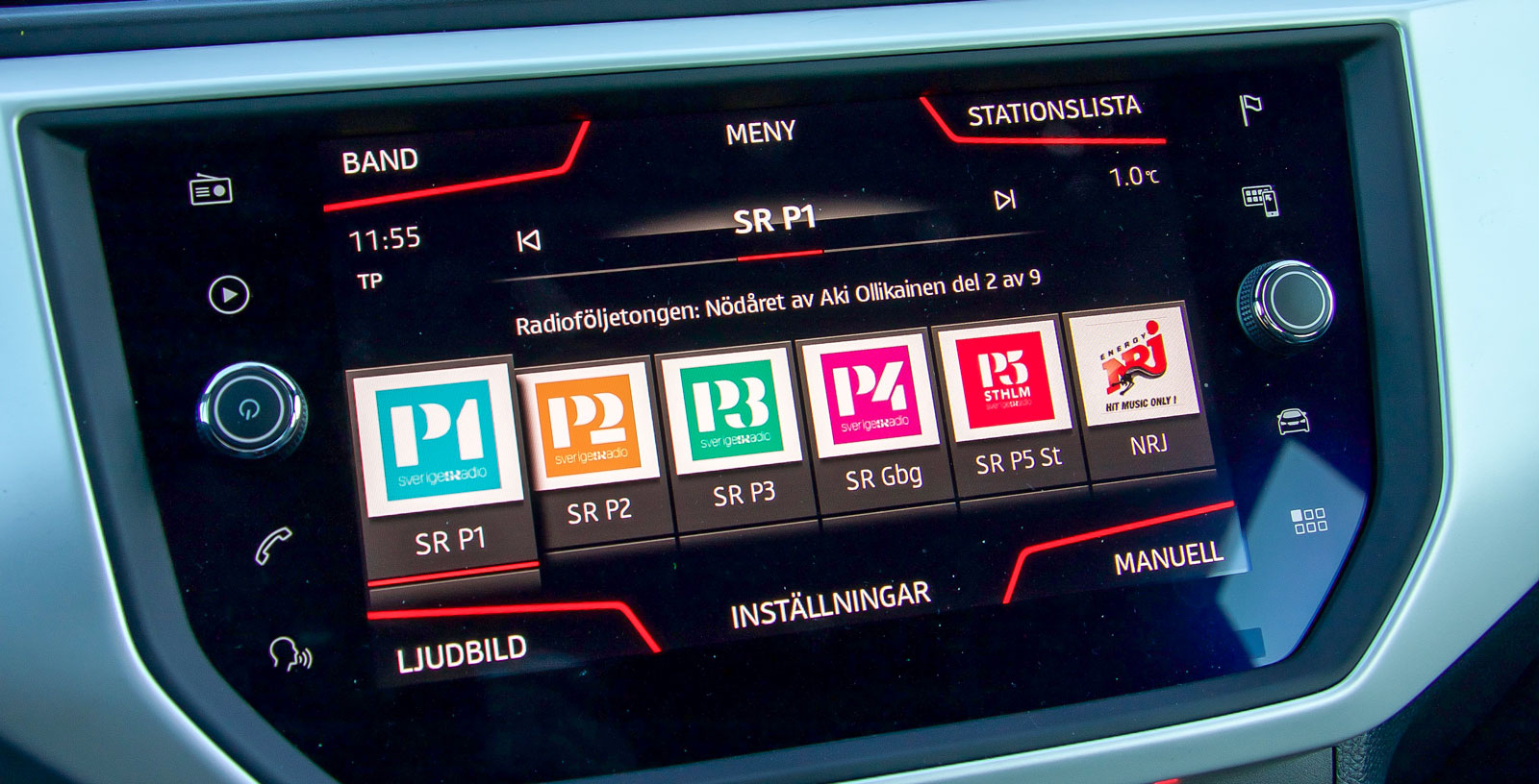 Stor och väldigt tydlig skärm med kristallklar grafik, klart bäst i trion. Många ”läckra” funktioner och enkel skötsel med hjälp av knappar och snuddkänsliga symboler.