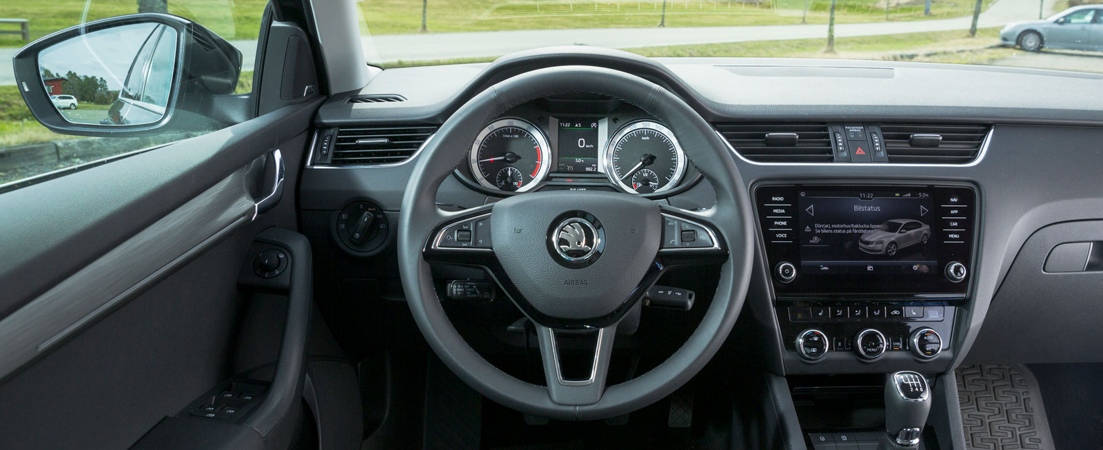 VW-koncernens formulär 1A, sedan har Skoda spetsat formerna lite här och var. Särskilt muntert är det knappast men allting är väldigt lätthanterligt.
