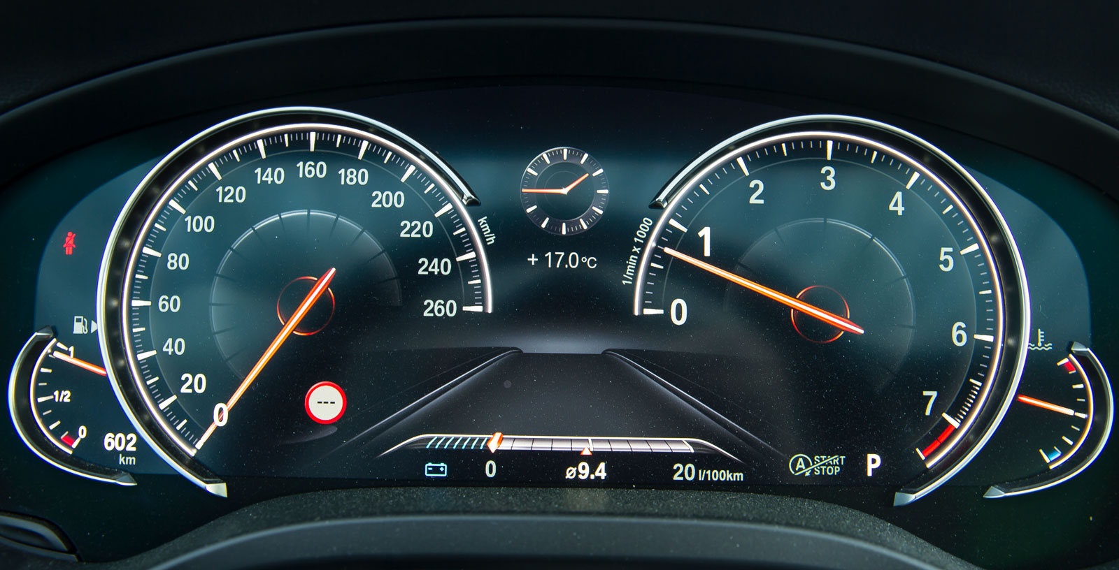 BMW:s helt elektroniska instrumentvisning ser analog ut och är mycket tydlig, trots rikhaltig information.