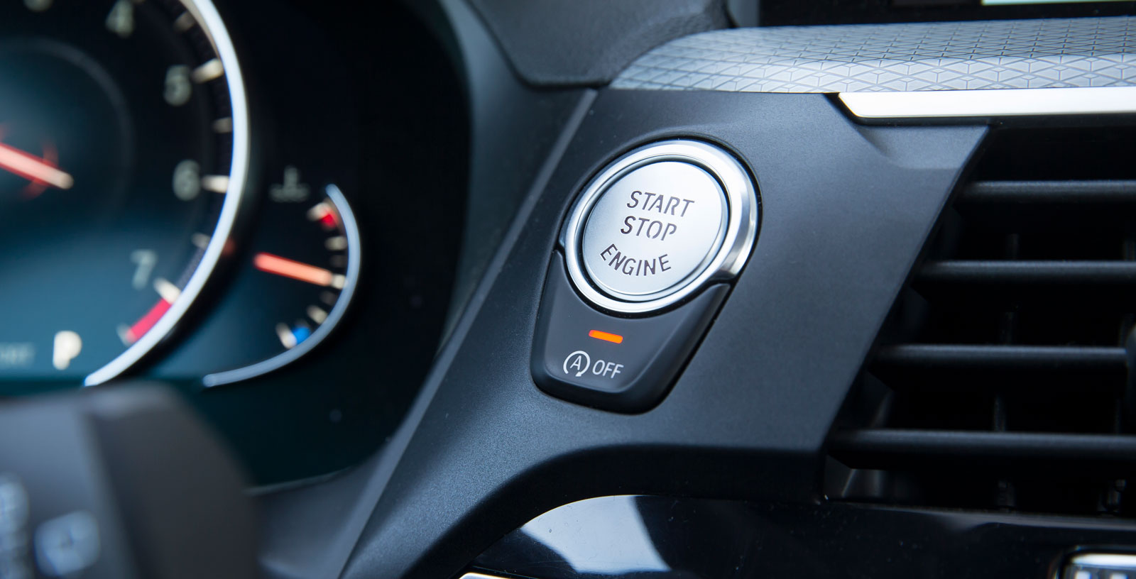 BMW:s placering av strömbrytaren för stopp-/startfunktionen är enklast och bästa tänkbara – under startknappen.