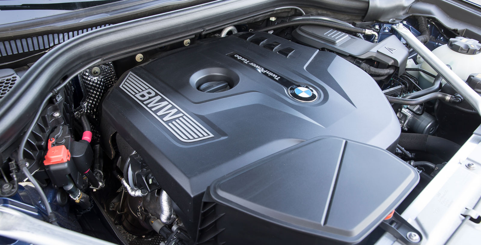 Trots beteckningen 30i är BMW:s motor på två liters volym.Samarbetet med den åttaväxlade automatlådan är föredömligt, bränsletörsten mellan Alfas och Volvos.