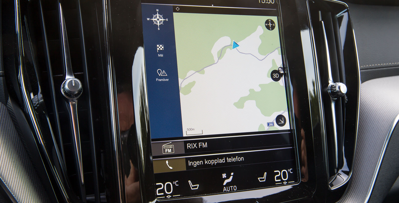 Ge Volvos initialt virriga uppläggning ett par dagar, sedan fungerar allt intuitivt och snabbt. Grafiken är inte alldeles state-of-the-art och skärmen blir snabbt kladdig.