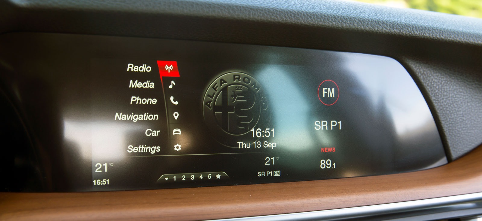 De viktigaste funktionerna finns men lika mångfacetterat som i BMW och Volvo är det inte i Alfa. Låg skärm ger begränsad ruttvisning på kartan.