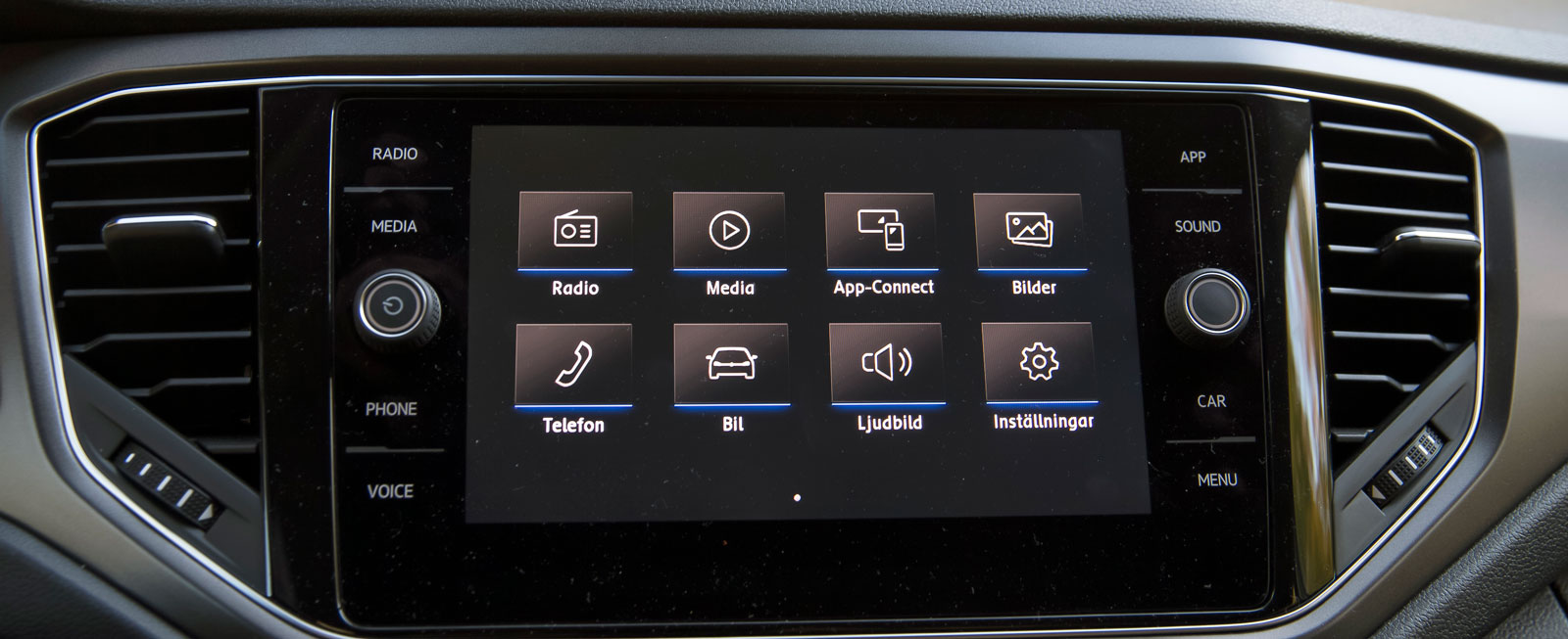 VW:s medieanläggning är logisk och lätthanterad. Grafiken är bra och ett plus är att systemet kan skötas med en vettig mix av pekfunktioner, knappar och vred.