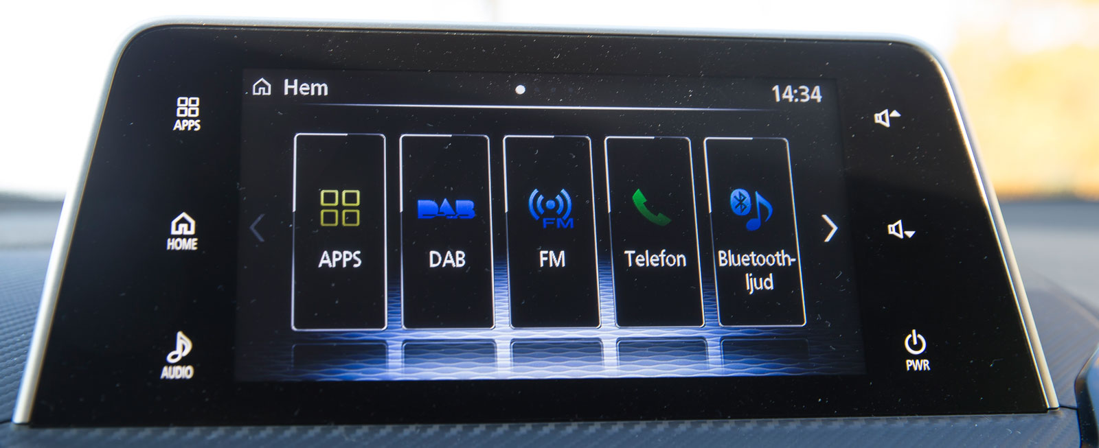 Mitsubishis mediesystem är testets knepigaste att bli vän med. Grafiken är sisådär och styrplattan kräver träning innan allt fungerar någorlunda smärtfritt.