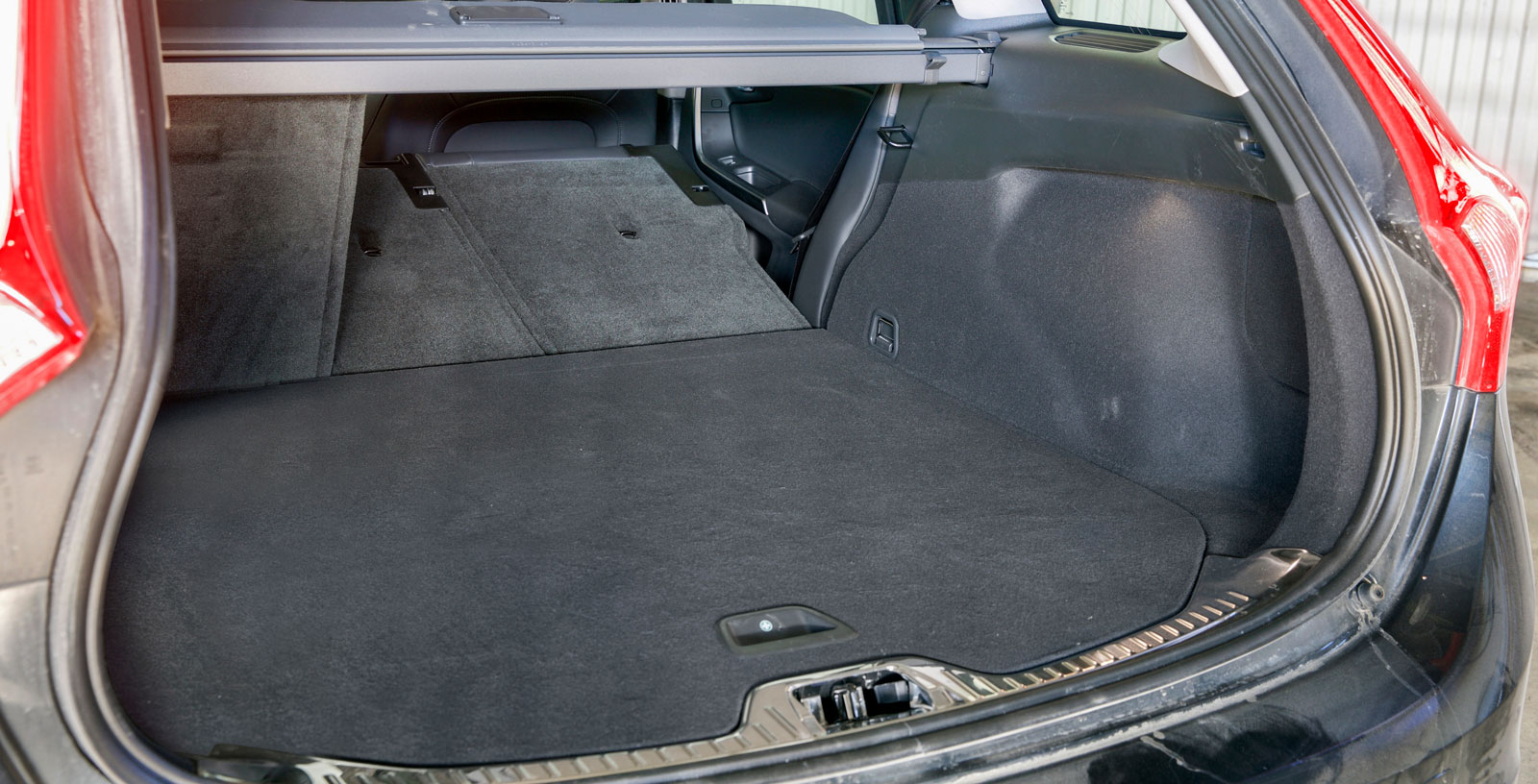 Volvos bagageutrymme är inskränkt både med uppfällt och nedfällt baksäte. Insynsskyddet är dessutom av betydligt simplare sort än i de tyska bilarna. Under golvet finns ett bra förvaringsfack och golvmattan är lätt att dammsuga ren.